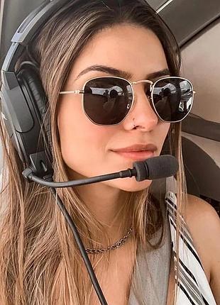 Сонцезахисні окуляри з невеликою оправою для жінок