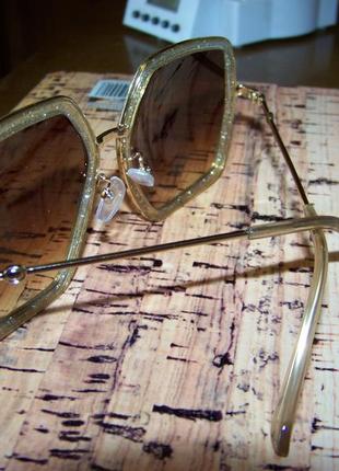 Крупные очки-стрекозы с блестками в оправе и чайной дымчатой линзой3 фото
