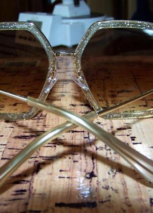 Крупные очки-стрекозы с блестками в оправе и чайной дымчатой линзой2 фото