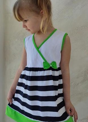 Платье детское летнее в полоску белое с зеленой отделкой, с декором бантик, в черно белую полоску1 фото