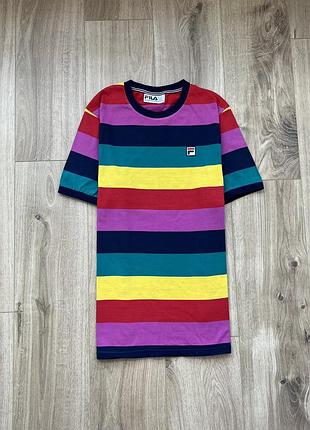 Яркая футболка fila