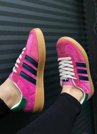 Прекрасные яркие кроссовки adidas gazelle x gucci pink velvet розовые цветные