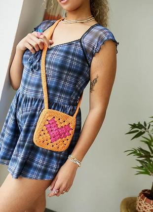 Вязаная крючком сумочка кросс-боди urban outfitters