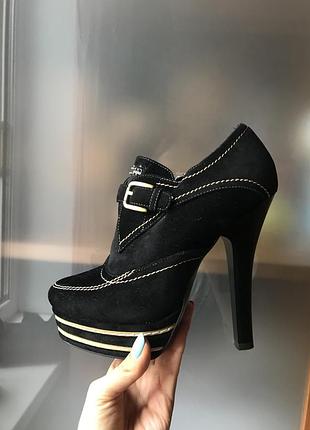 Ботинки на высоком каблуке 35р