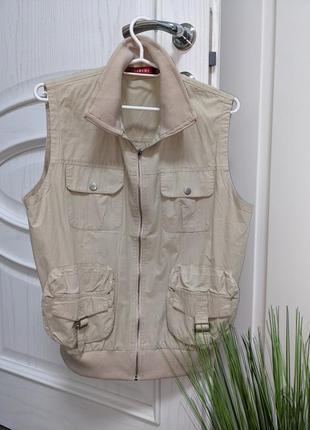 Женская жилетка в стиле сафари