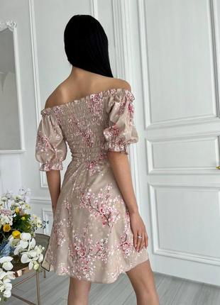 Нарядное цветочное платье с открытыми плечами и разрезом в цветах2 фото