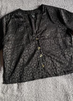 Черная блуза с леопардовым принтом на пуговицах