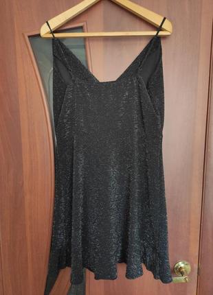 Черная блестящая мини-платье с оборками5 фото