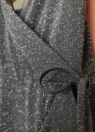 Черная блестящая мини-платье с оборками4 фото