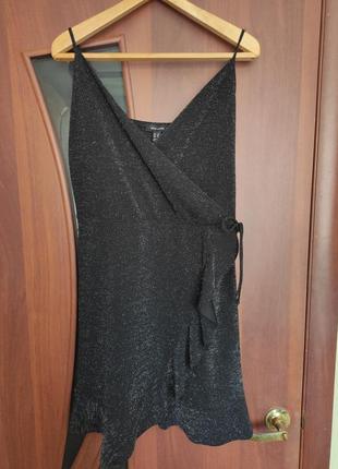 Черная блестящая мини-платье с оборками3 фото