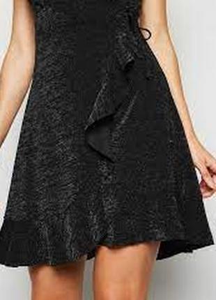 Черная блестящая мини-платье с оборками6 фото