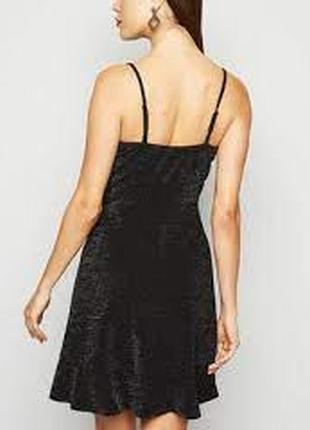 Черная блестящая мини-платье с оборками2 фото