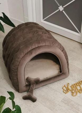 Домик лежак для собак и кошек 60х50 см велюр коричневый, игрушка-косточка
