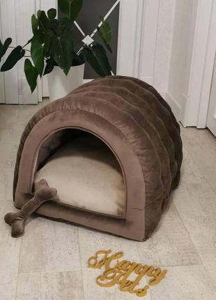 Домик лежак для собак и кошек 70х60 см велюр коричневый, игрушка-косточка