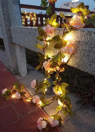 Гирлянда светящаяся с цветами и зелеными листьями розы 10 метров3 фото