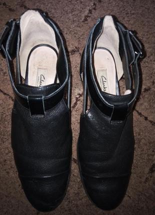 Кожаные ботинки деми с ремешком clarks2 фото
