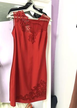 Коктейльное красное платье вставка сетка красиво по фигуре