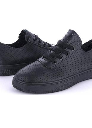 Чорні жіночі кеди на шнурівці.