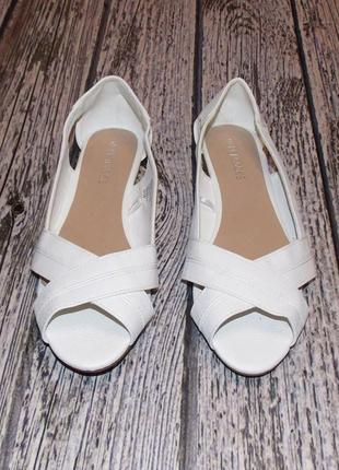 Нові фірмові босоніжки для дівчини, розмір 38