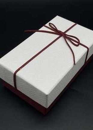 Коробка подарункова прямокутна. колір біло-бордова. 9х15х6см. / коробка подарункова прямокутна. колір біло-бордова. 9х15х6см.