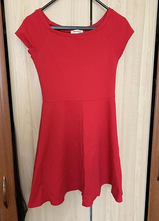 Красивое красное платьице