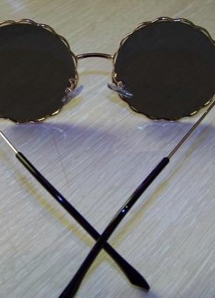 Круглі окуляри від сонця з хвилястою золотою оправою і чорною димчастою лінзою5 фото
