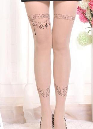 Нейлоновые телесные женские колготы с татуировкой в виде браслета и крыльев1 фото