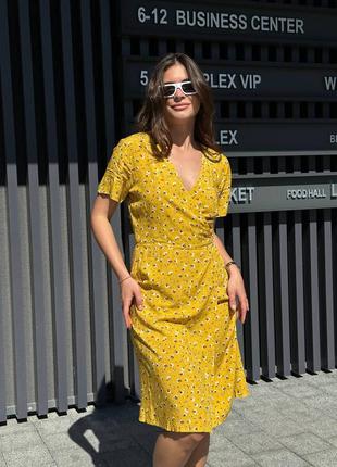 Платье короткое желтое с цветочным принтом с вырезом в зоне декольте с разрезом по ноге качественное стильное трендовое