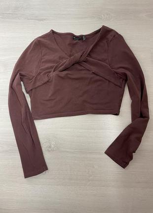 Топ кроп топ с вырезом над грудью