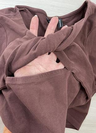 Топ кроп топ с вырезом над грудью