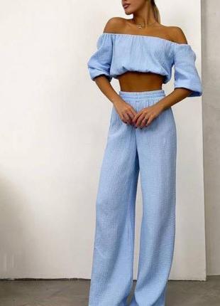 Костюм женский голубой однотонный топ с открытыми плечами брюки свободного кроя на высокой посадке с карманами качественный стильный