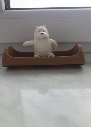 Білий ведмідь з дерев‘яною лодкою