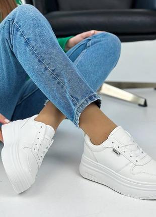 Стильні кросівки 
колір - білий 
матеріал - еко шкіра.
висота підошви: 4,5см