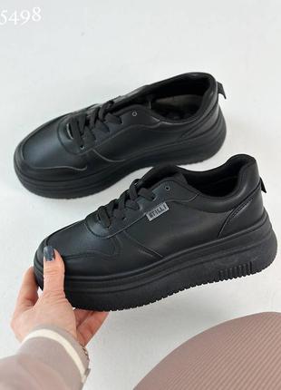 Стильные кроссовки 
цвет - черный
материал - эко кожа.
высота подошвы: 4,5см