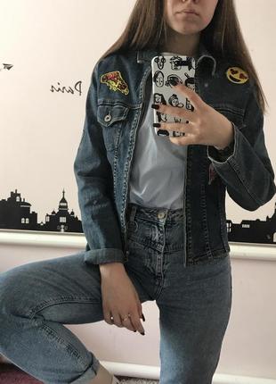 Джинсовка джинсовая курточка пиджак с нашивками1 фото