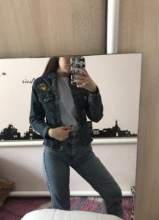 Джинсовка джинсовая курточка пиджак с нашивками2 фото