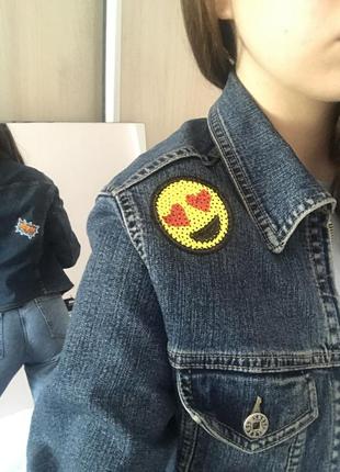 Джинсовка джинсовая курточка пиджак с нашивками4 фото