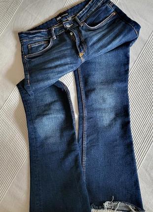 Джинсы zara клеш raw hem (необработанный край), р. 38