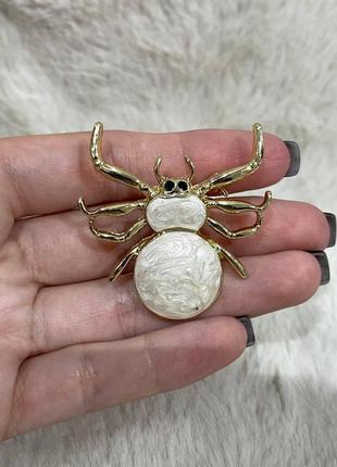 Стильна жіноча брошка "перламутровий павук із чорними стразами в золоті" - оригінальний подарунок дівчині