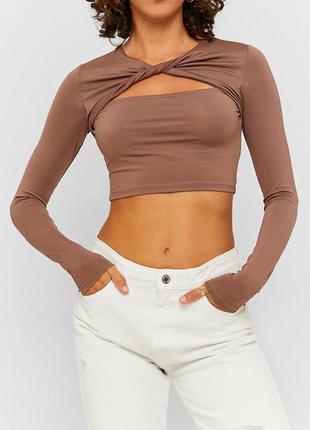 Топ кроп топ с вырезом над грудью