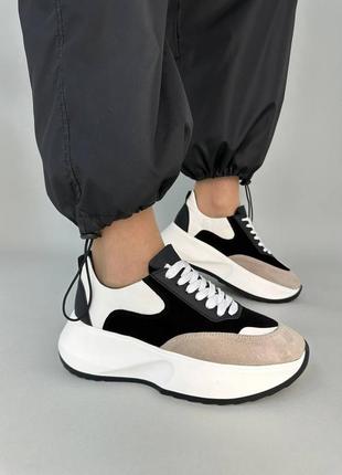 Стильні жіночі кросівки на товстій підошві різнокольорові  білі з бежевим і чорним шкіряні/шкіра/замша