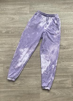 Стильные спортивные штаны-джоггеры tie die лавандовые adidas 6/xs