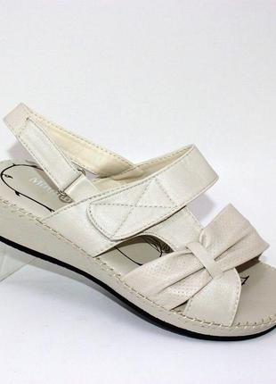 Стильные бежевые женские сандалии/босоножки на липучке/на невысокой такетке - женская обувь на лето