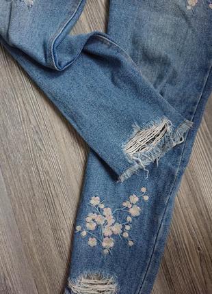 Женские джинсы мом с вышивкой и потертостями р.28 (42/44) момы9 фото
