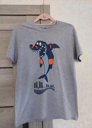 Серая футболка с принтом весёлой акулы ( размер s-m)