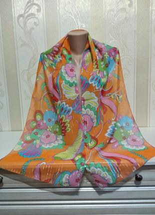 Яскравий шарф з принтом, срібляста смужка.