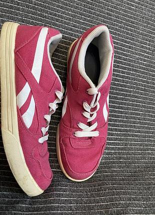 Жіночі фірмові кросівки малинового кольору reebok