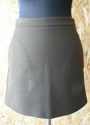 Теплая трикотажная мини юбка с карманами болотного цвета.1 фото