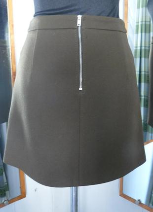 Теплая трикотажная мини юбка с карманами болотного цвета.2 фото