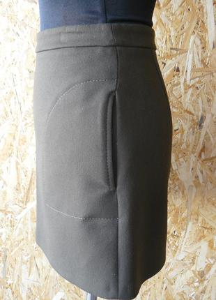 Теплая трикотажная мини юбка с карманами болотного цвета.3 фото